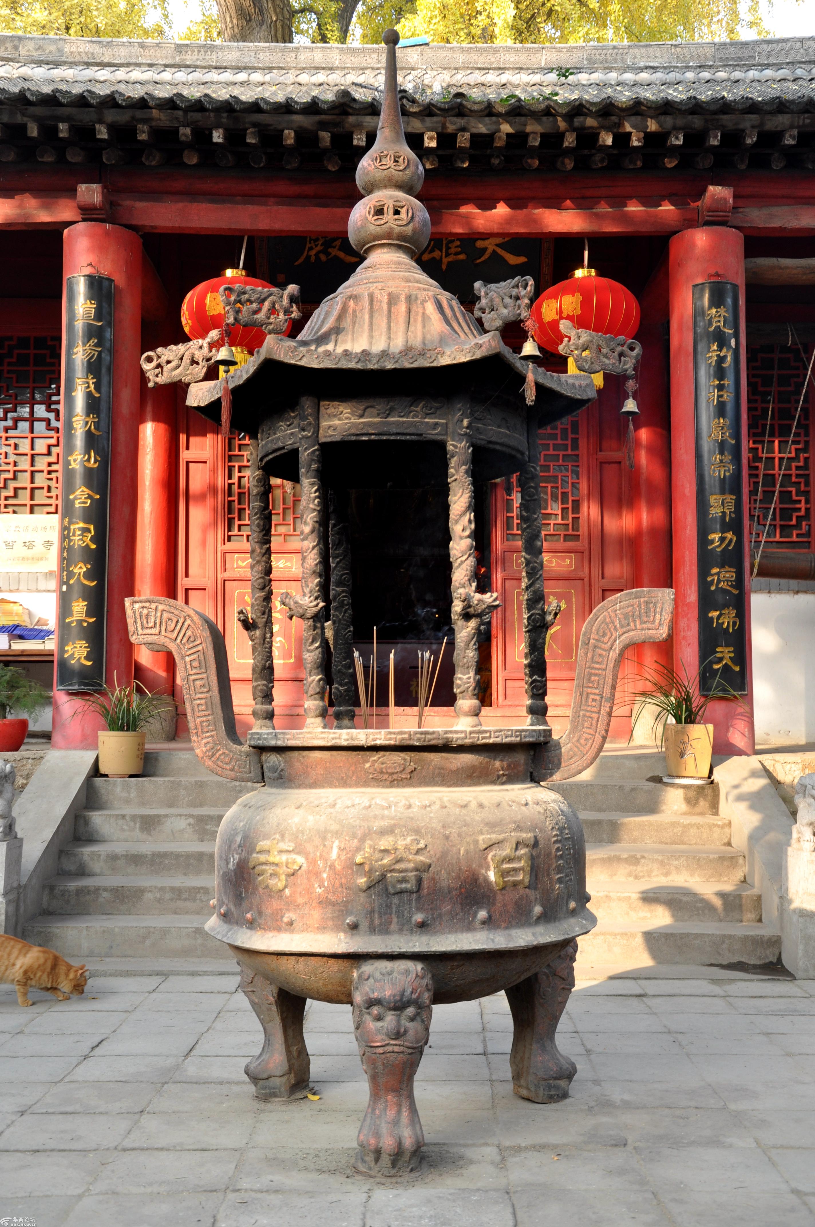 西安市长安区子午街办天子口村百塔寺大雄宝殿前香炉风铃.2017.11.30