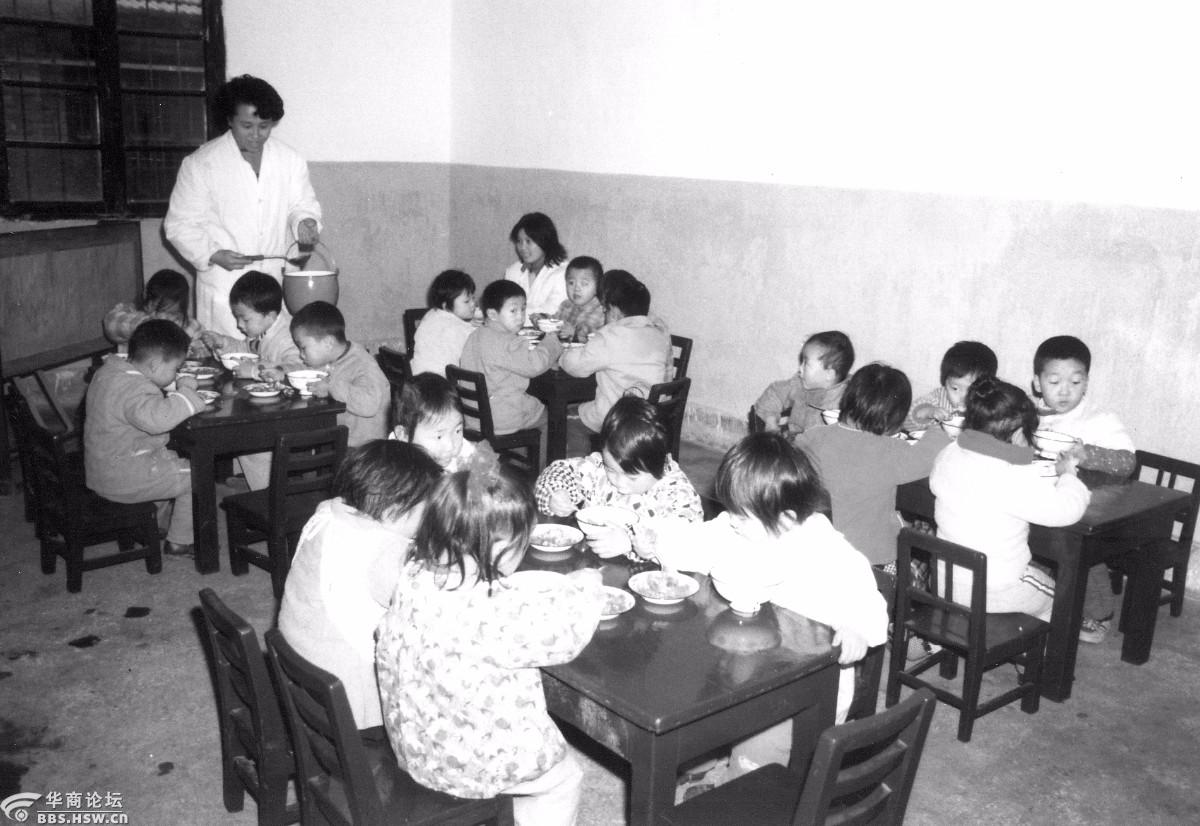 七十年代托儿所的老师和孩子们