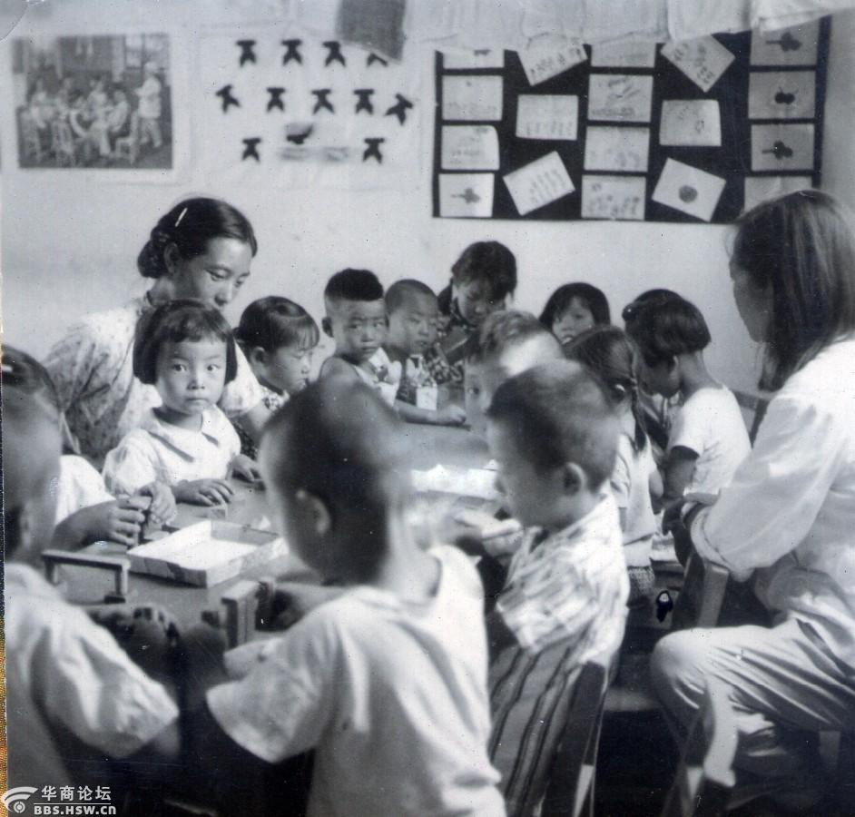 七十年代托儿所的老师和孩子们