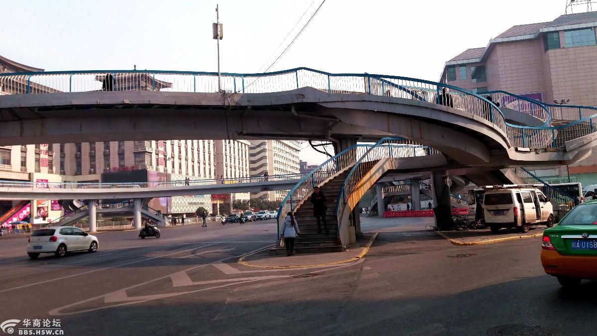 全民乱拍 五路口环形天桥 原来上桥的引桥口在人行道上,现在马路拓宽