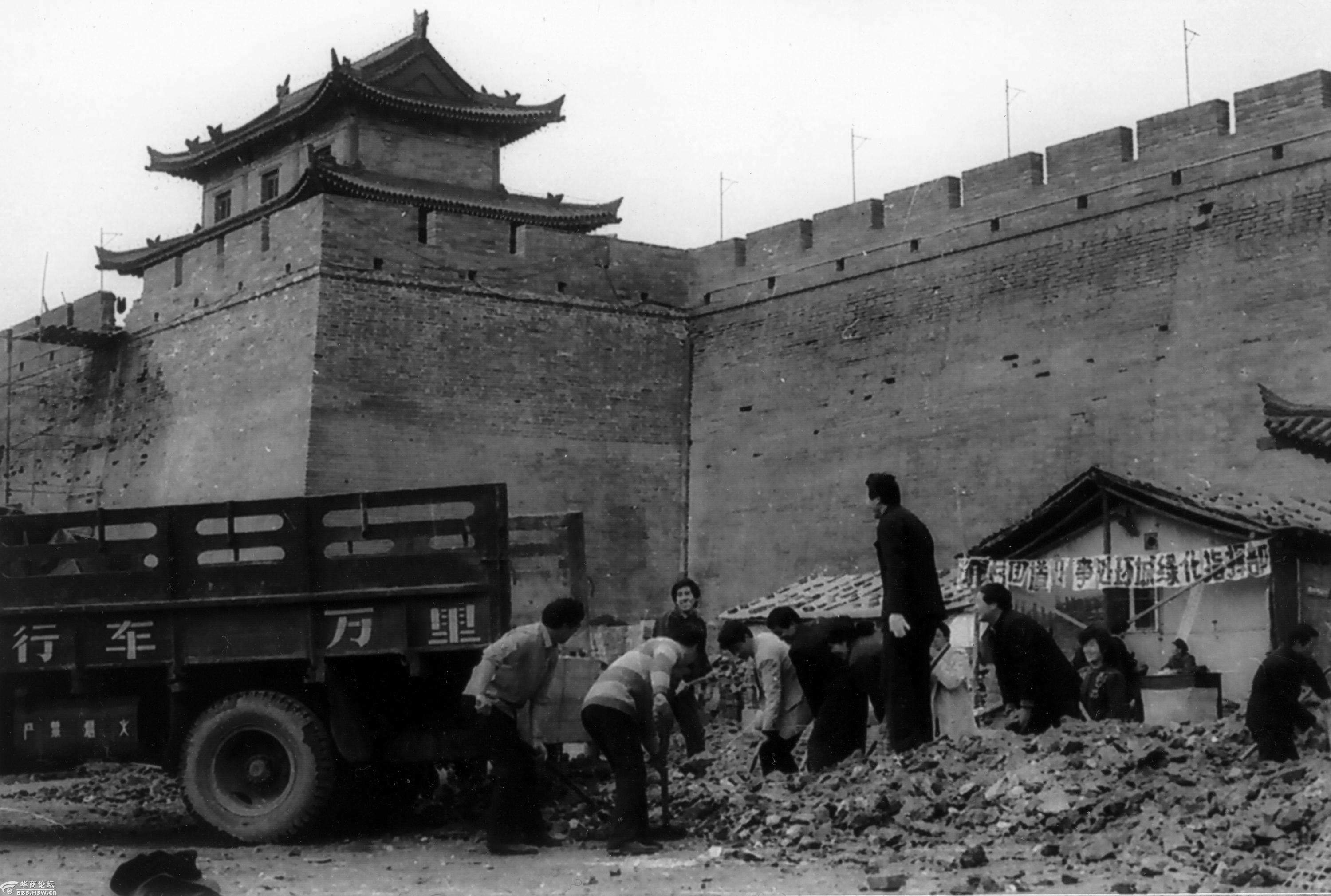 老照片八十年代参加修护城河义务劳动