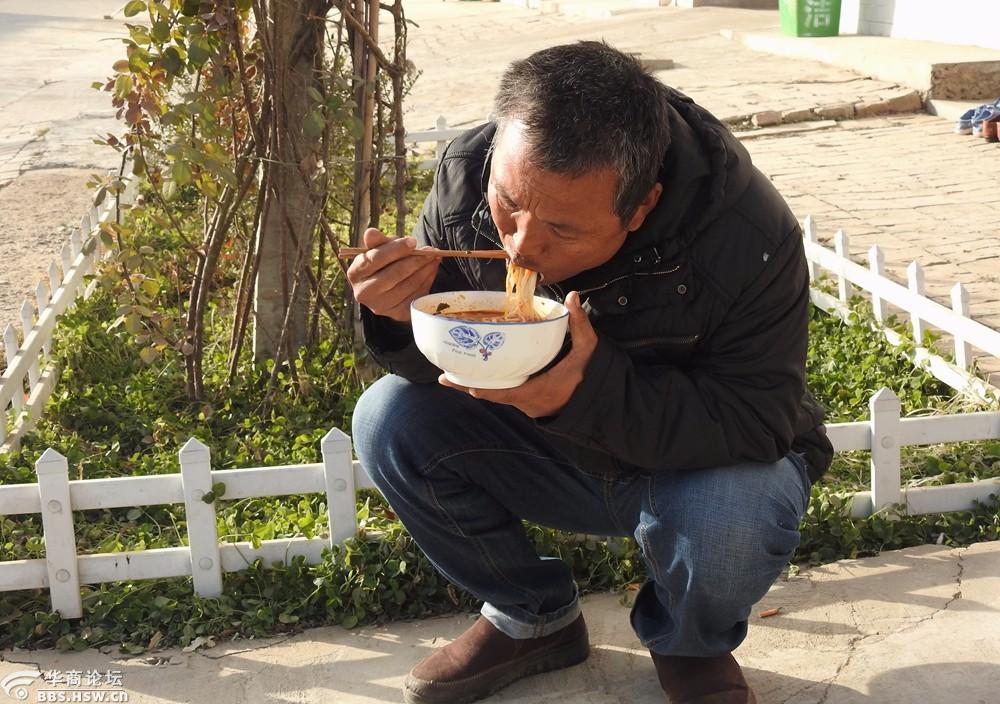 关中农民习惯在大门口蹲着吃饭