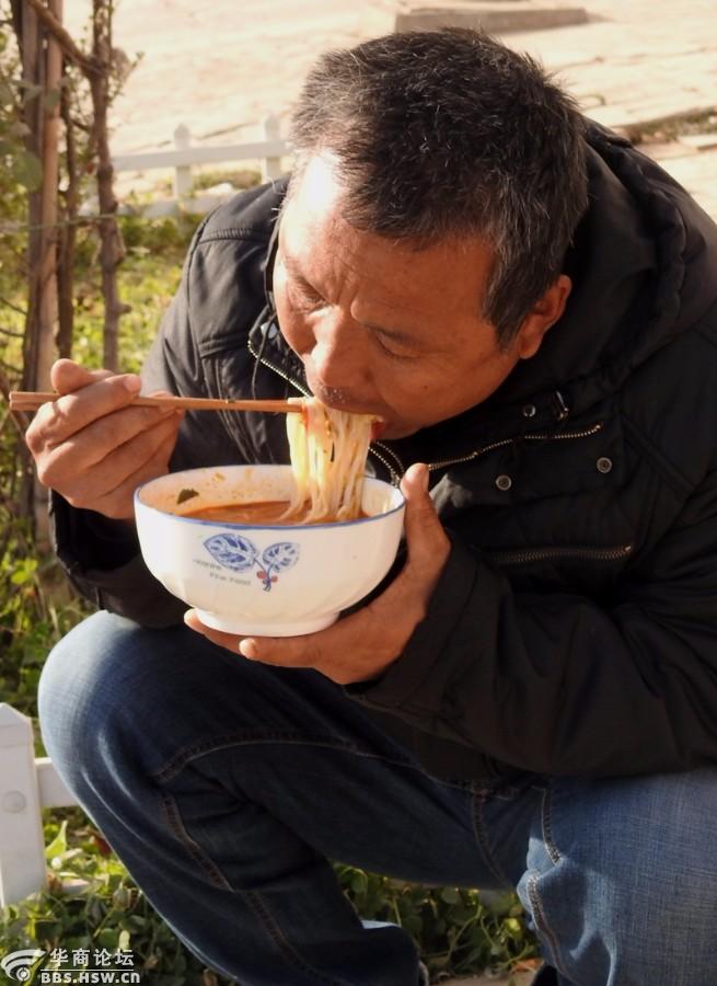 关中农民习惯在大门口蹲着吃饭