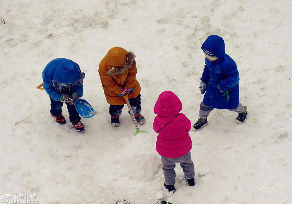玩雪欣喜若狂的孩子们