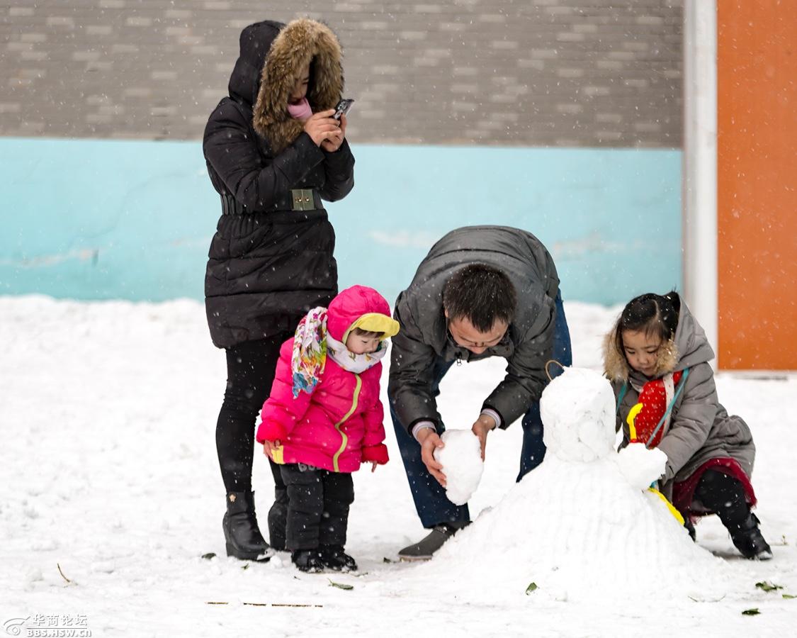 家园社区堆雪人