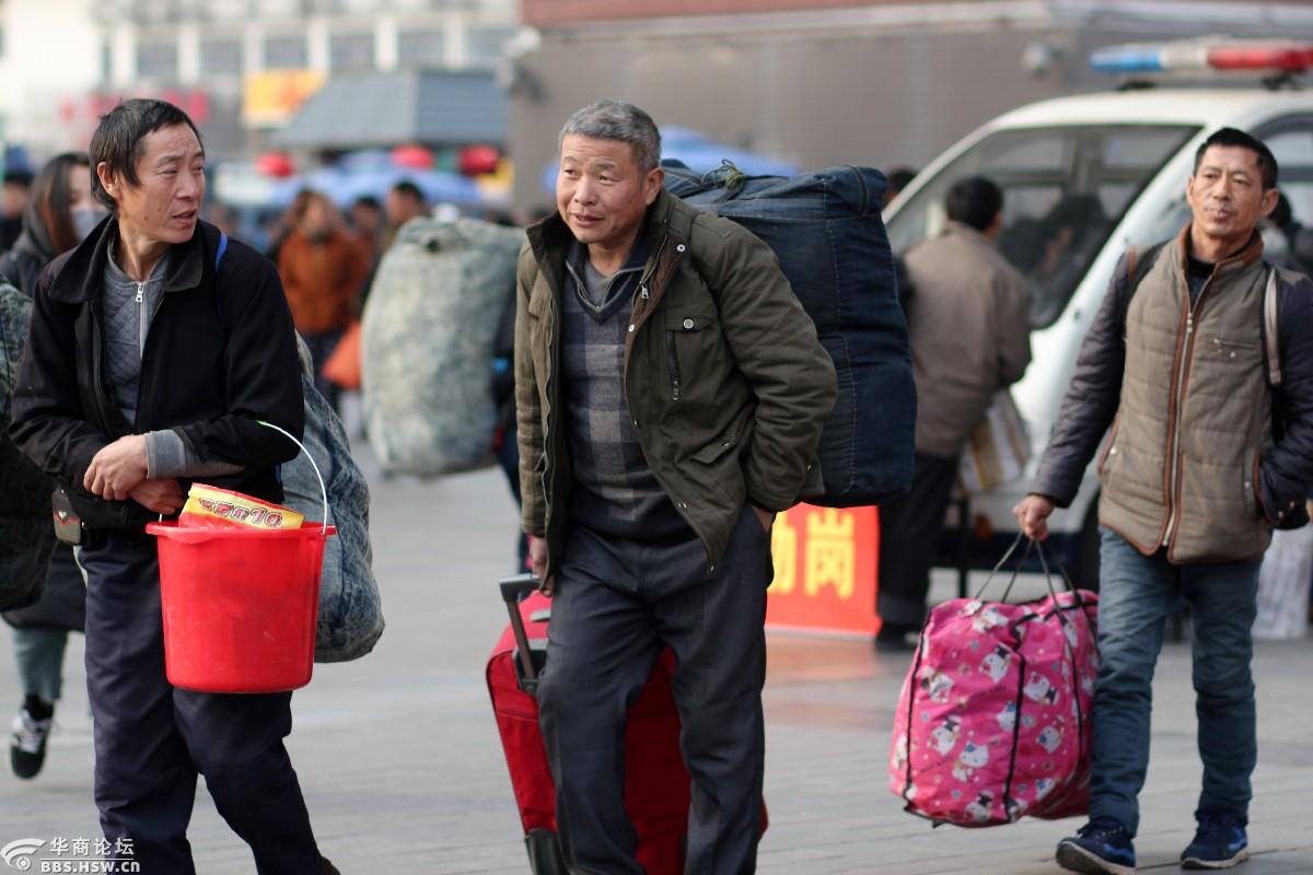 实拍2018年西安火车站春运大包小包回家过年