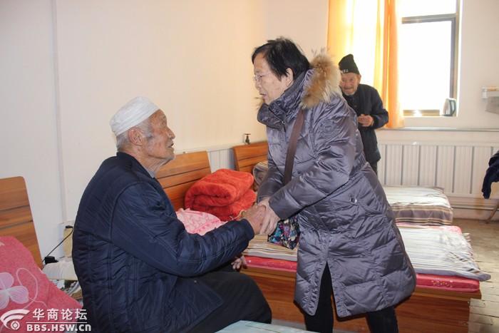 路生梅(右一)看望幸福院的老年朋友.图片来源:陕西文明网