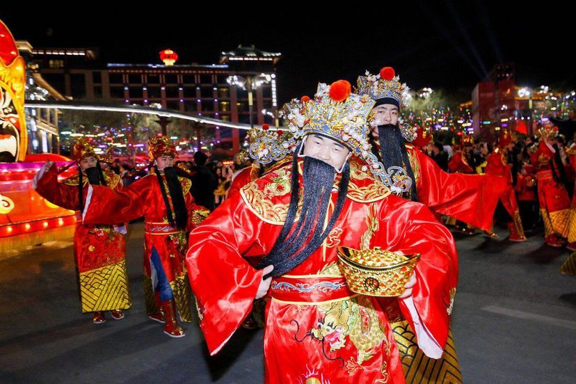 "破五"迎财神咯～大唐不夜城洋财神也来凑热闹啦!