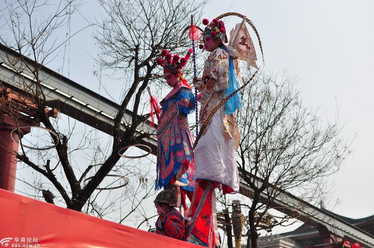 大雁塔今天三兆村大型社火表演气贯长虹