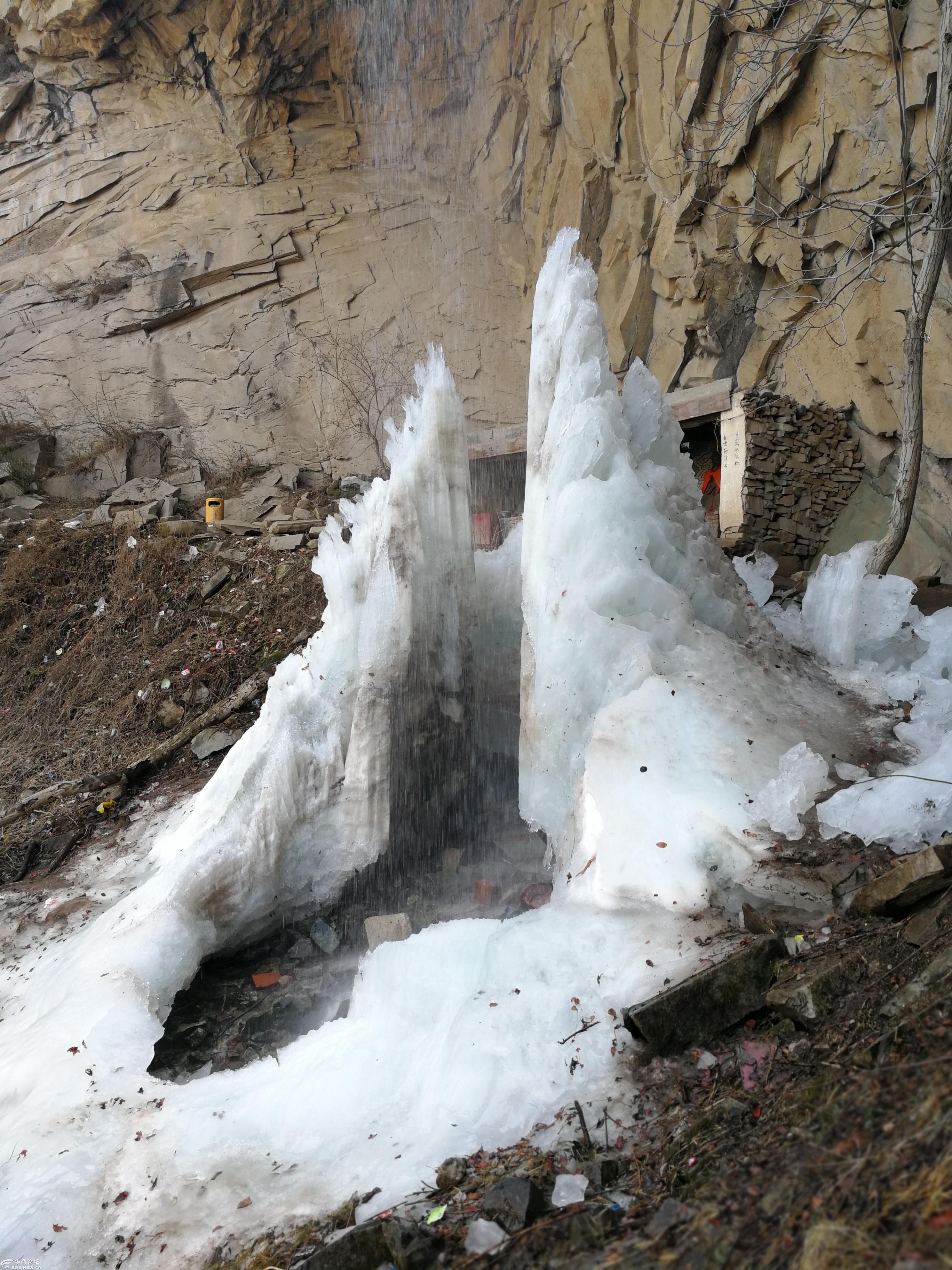 西安市终南山抱龙峪神龙瀑布下即将消融殆尽的冰柱景象.2018.3.