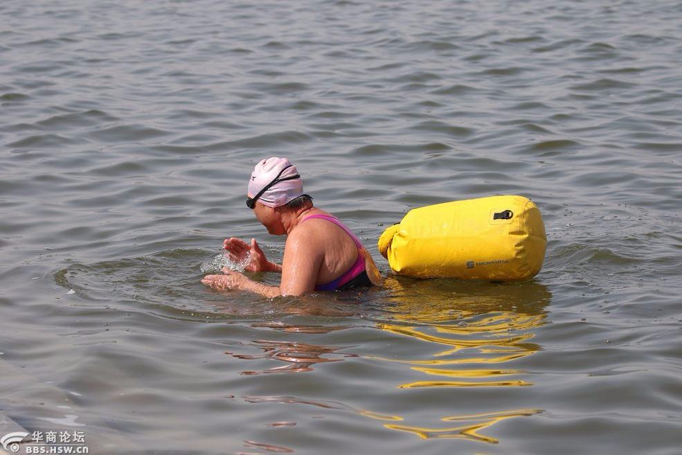 阳春三月灞河有了游泳人