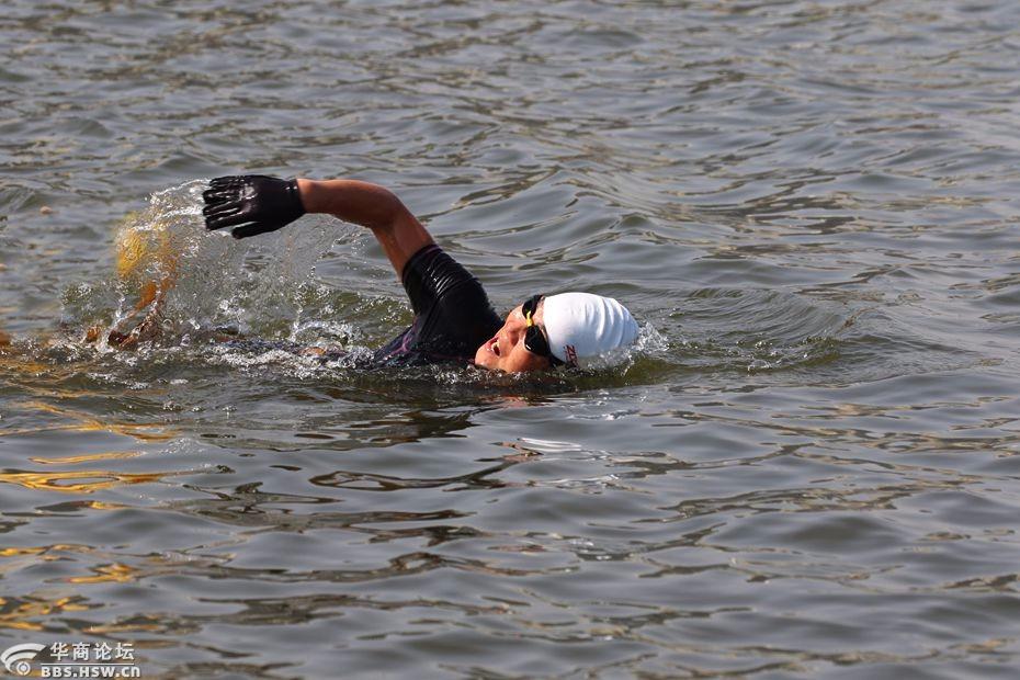 阳春三月灞河有了游泳人