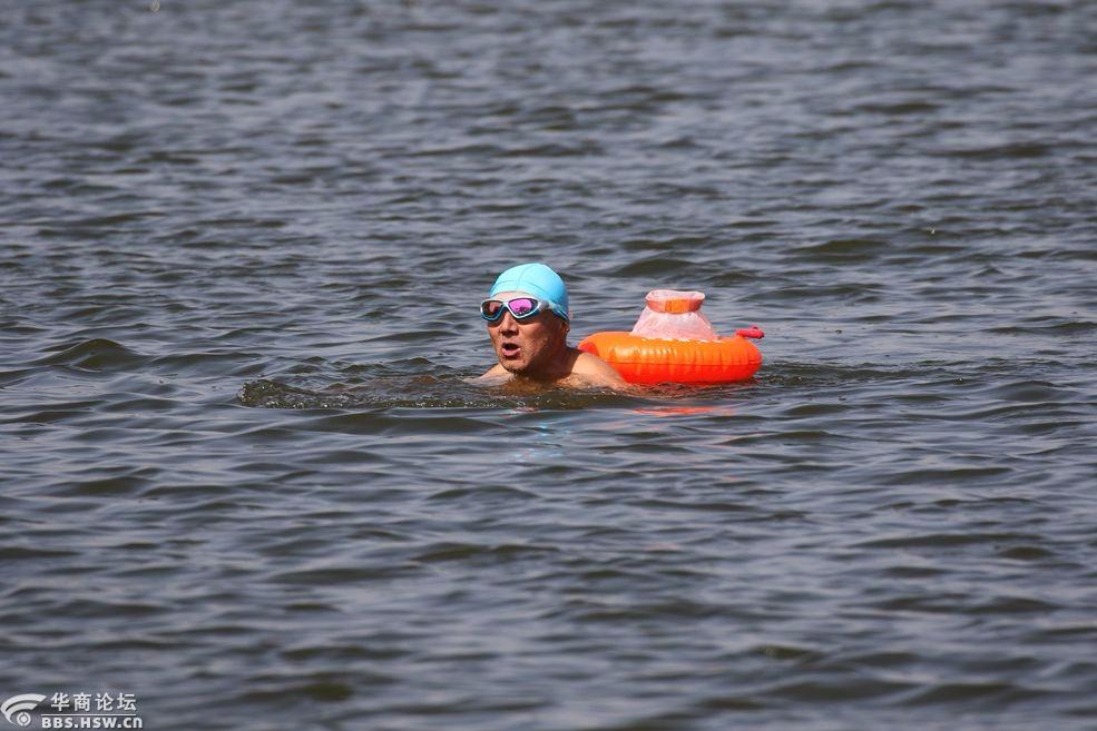 阳春三月灞河有了游泳人