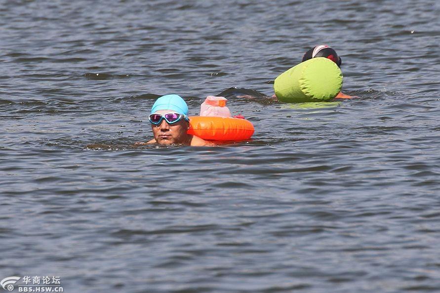 阳春三月灞河有了游泳人