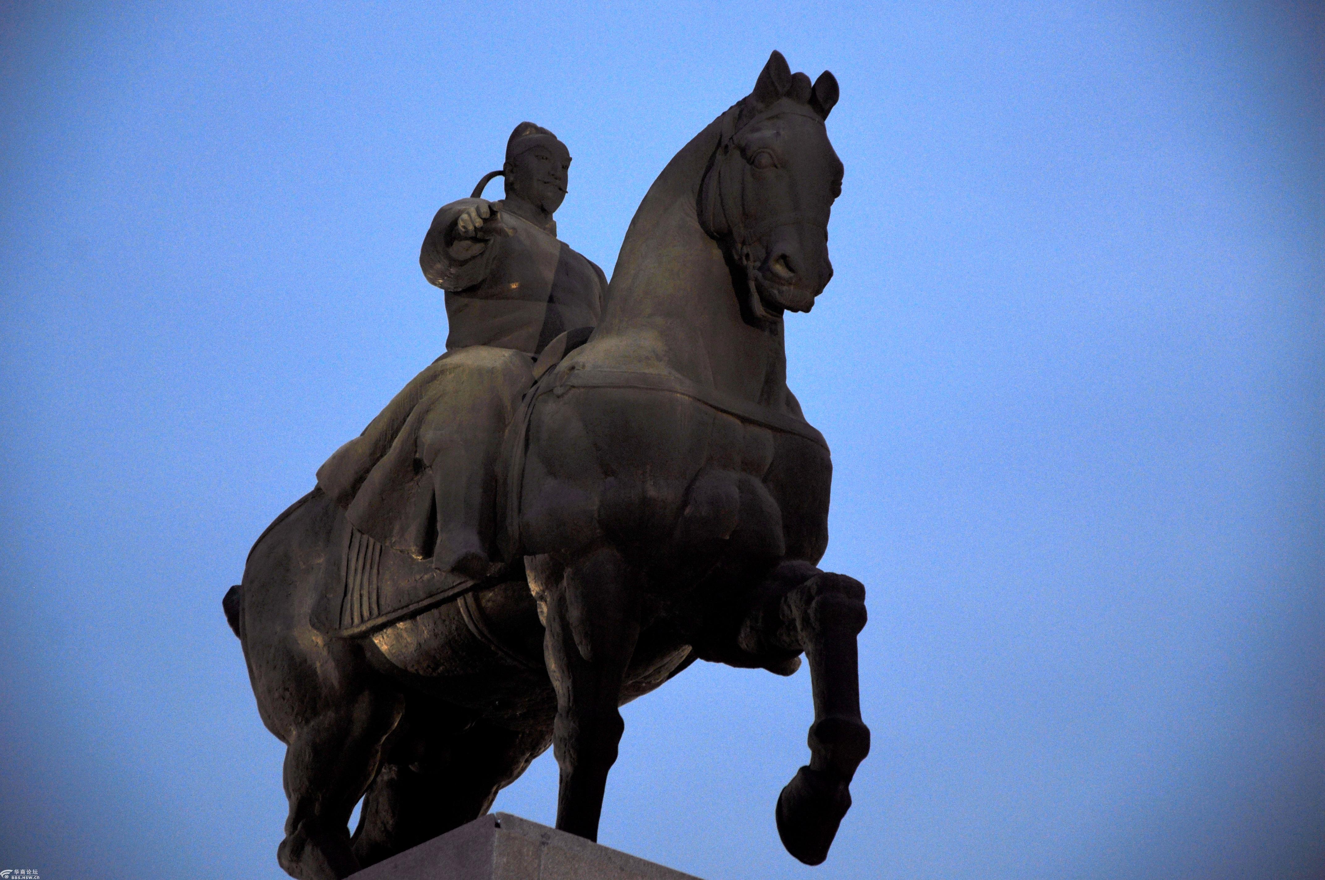 花灯烘托下的贞观之治广场高高在上的唐太宗李世民"骑马打天下"雕像