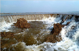 江西鄱阳湖湿地现瀑布景观