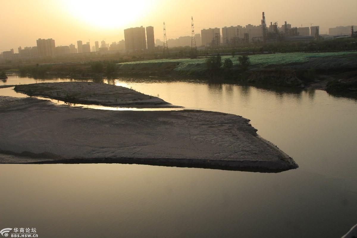 今天下午走过咸阳上林桥看到沣河入渭口的风景