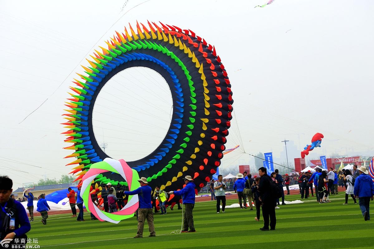 风筝节滚地龙风筝