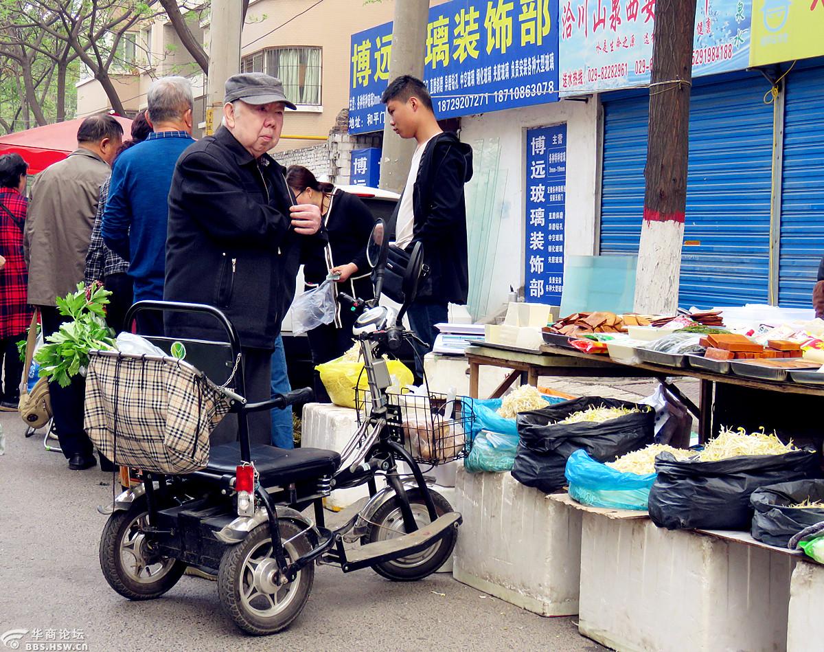早市上忙活的老人