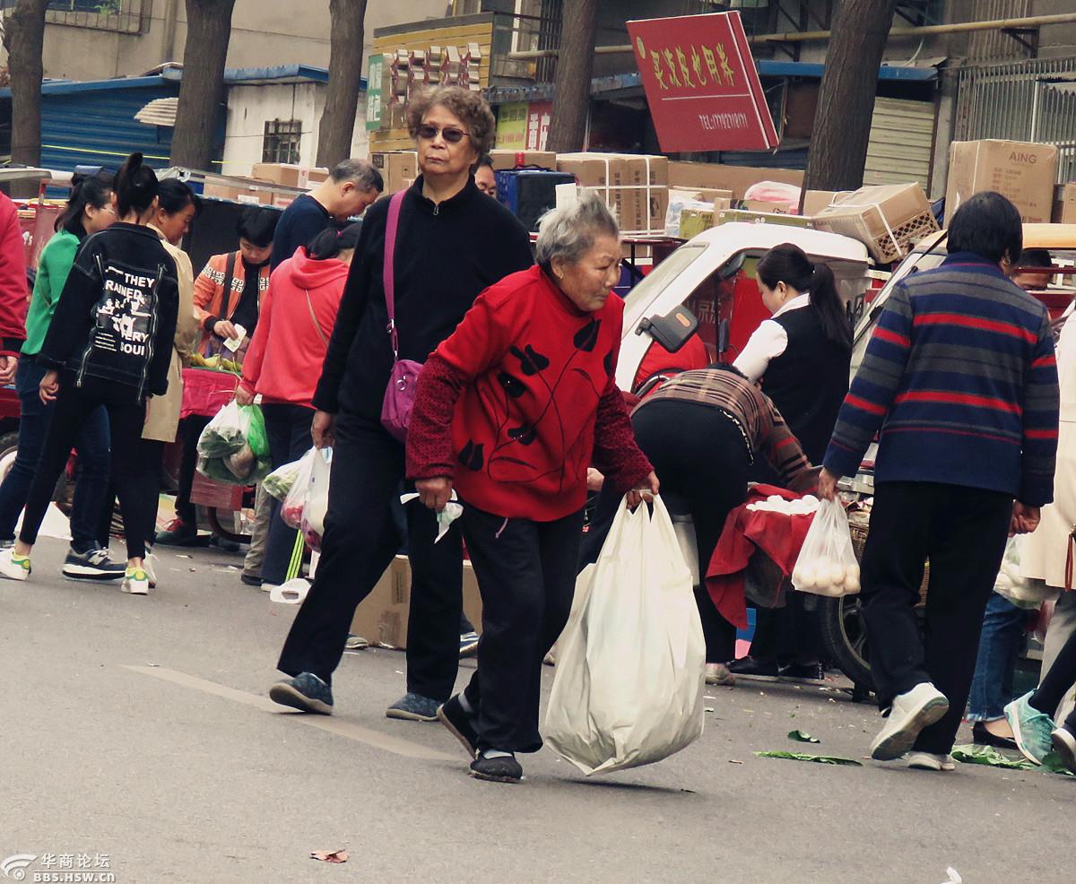 早市上忙活的老人