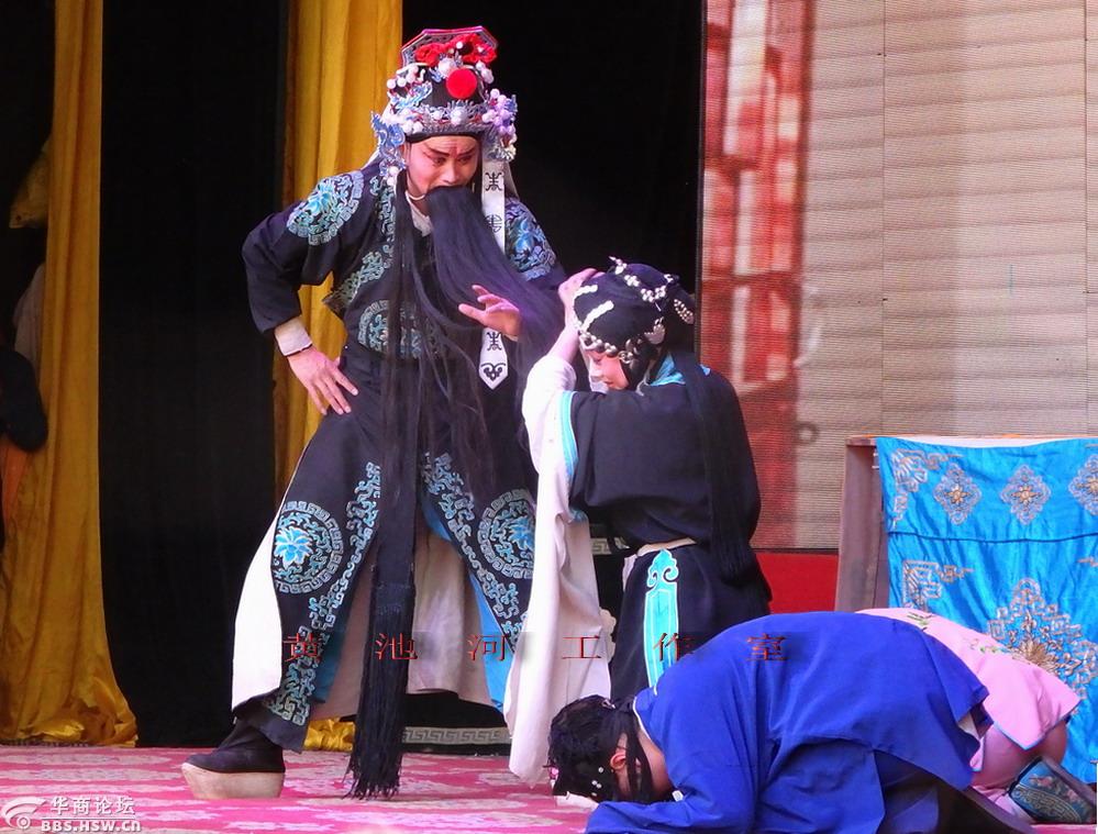 西安市秦腔演艺公司在宝鸡市斗鸡清明古会演出秦腔折子戏《杀庙》