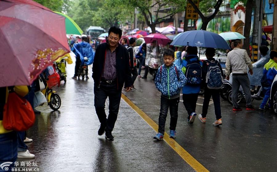冒雨接放学孩子的家长们!