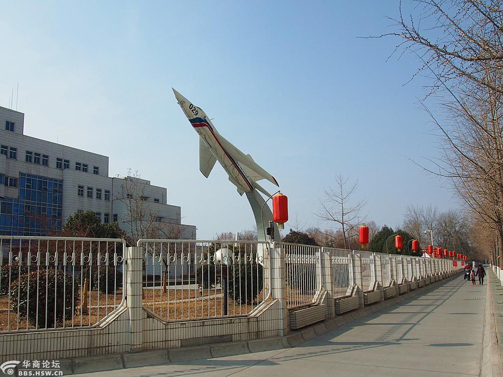 此外,阎良"试飞院路"的路边,作为装饰性建筑的雕塑上,底座上安装的