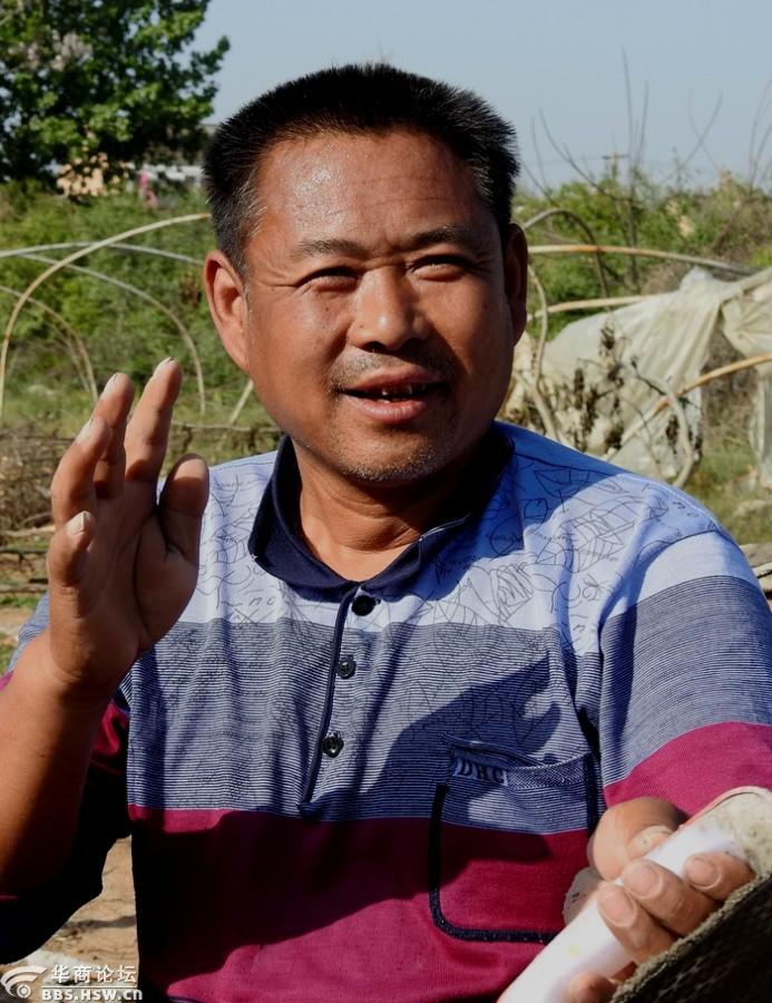 烈日下干活的农民形象