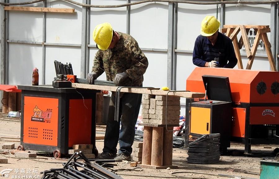 向五一节这天坚持在工地干活的工人师傅问好