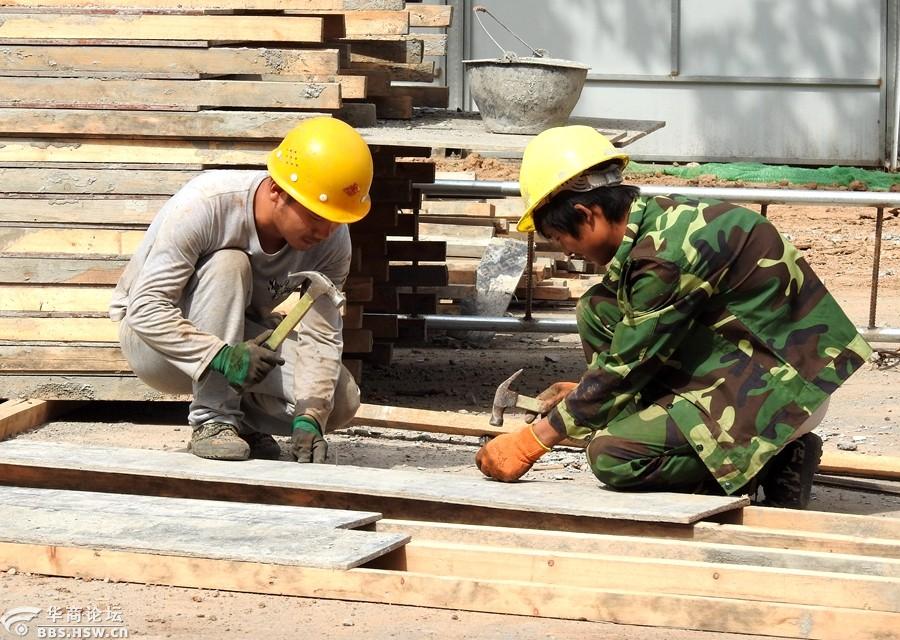向五一节这天坚持在工地干活的工人师傅问好