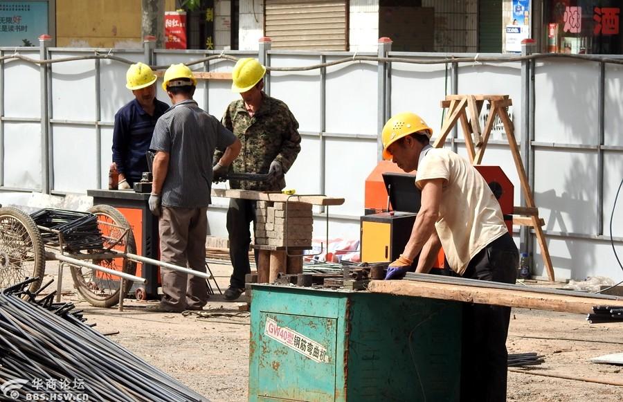 向五一节这天坚持在工地干活的工人师傅问好