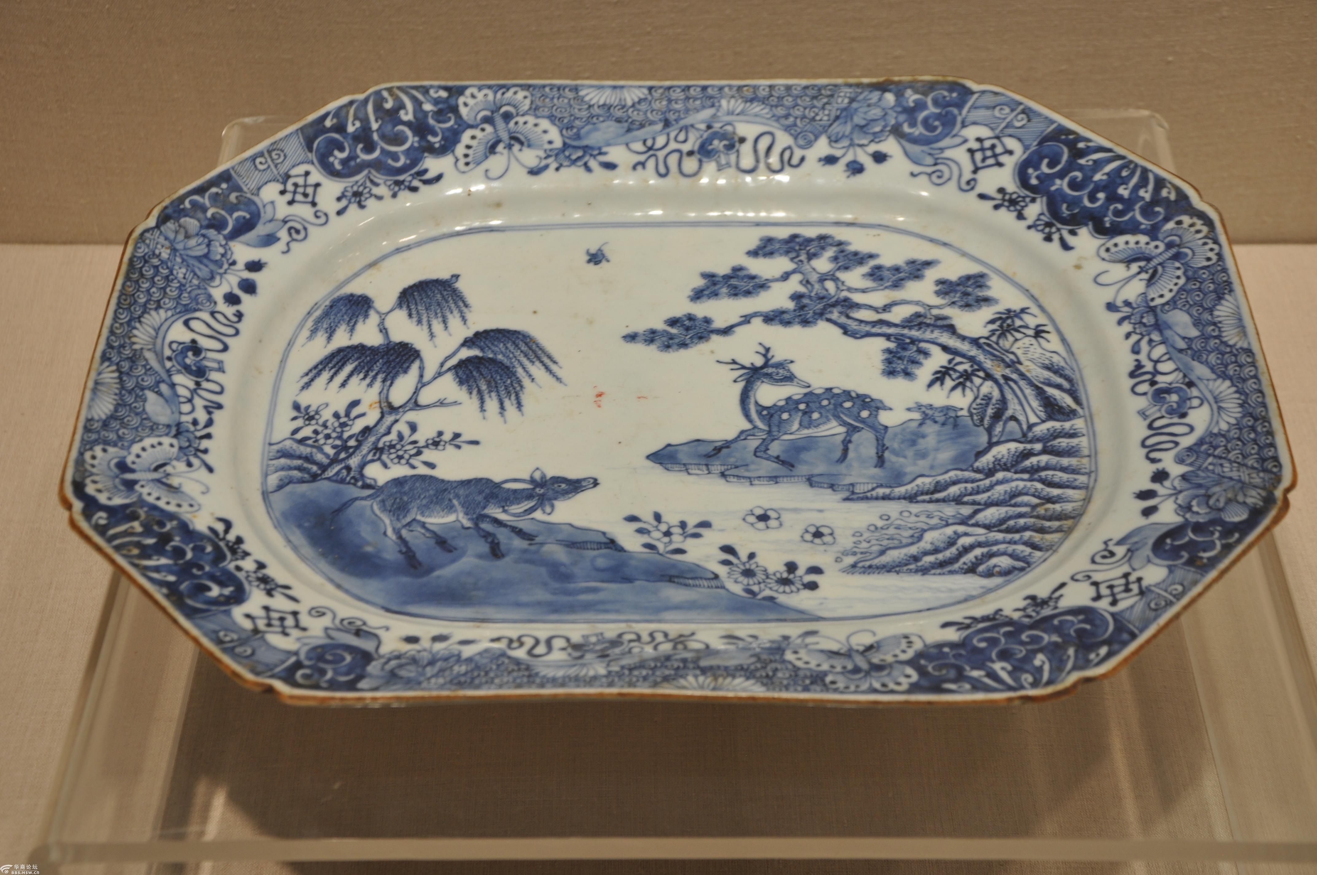 揶城——海口博物馆3号展厅"瓷木精华"展出的清代"青花牛鹿纹八角瓷盘
