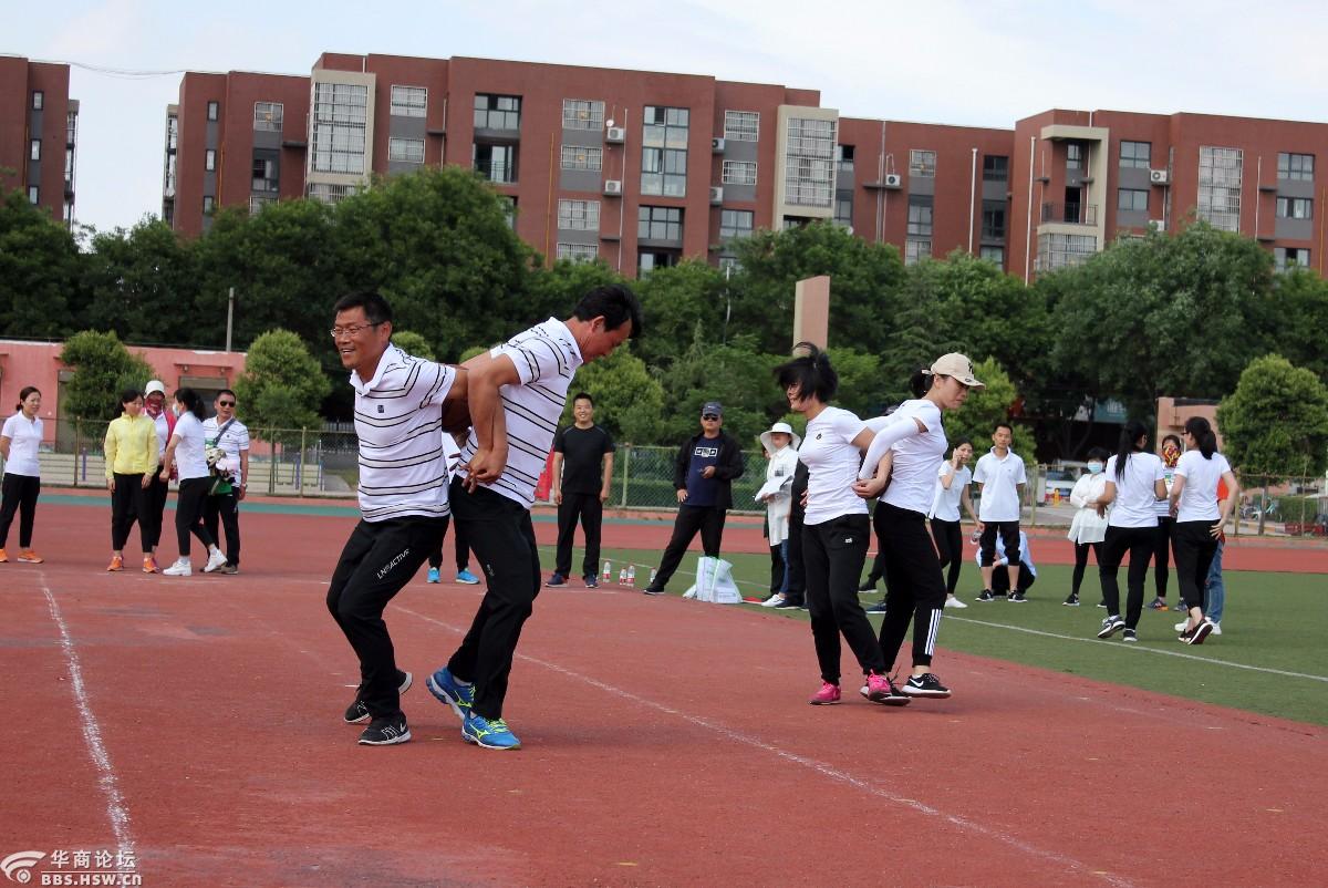 激烈高陵趣味运动会上的扣人心弦项目双人背顶球接力