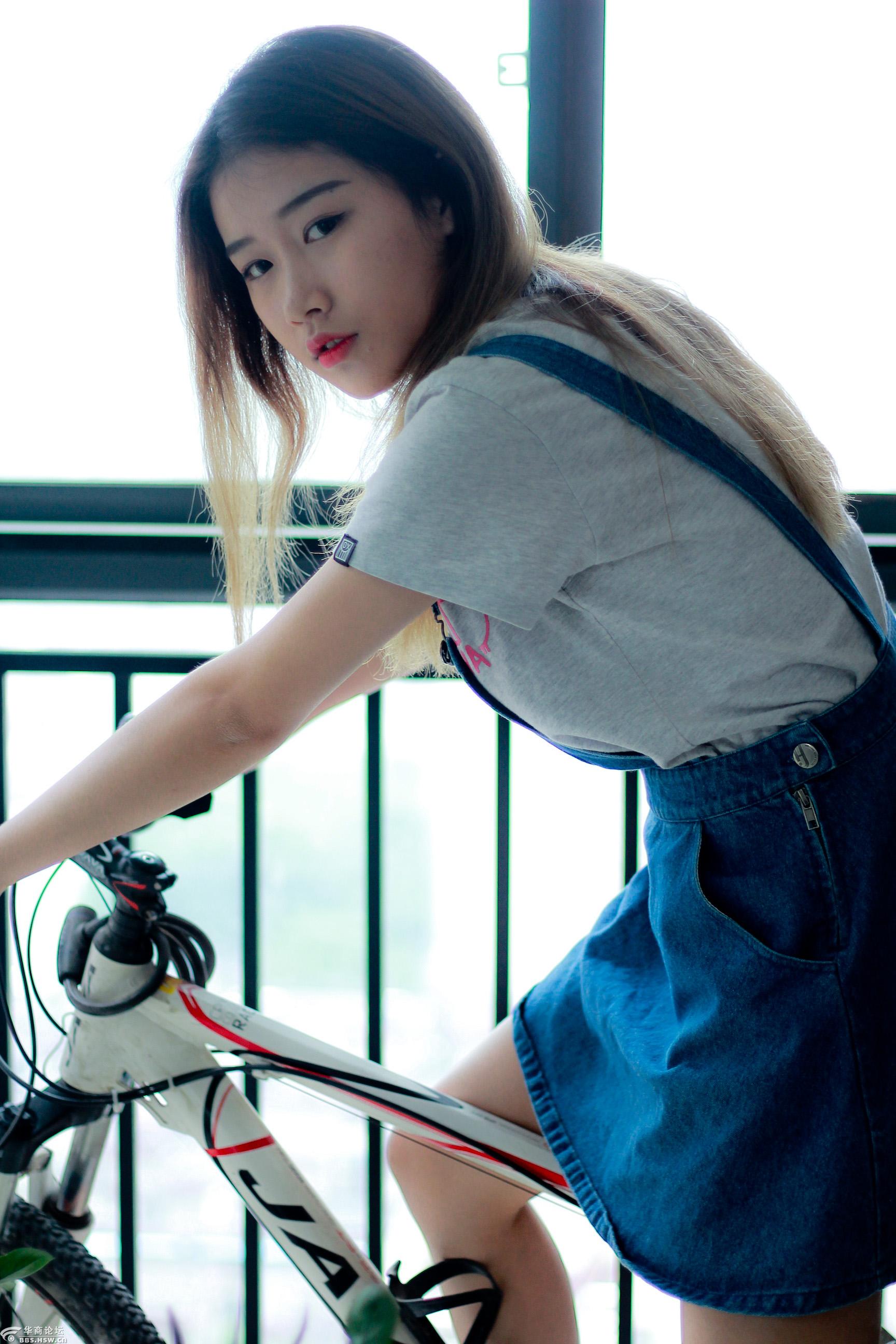 健身大长腿女孩闺房生活