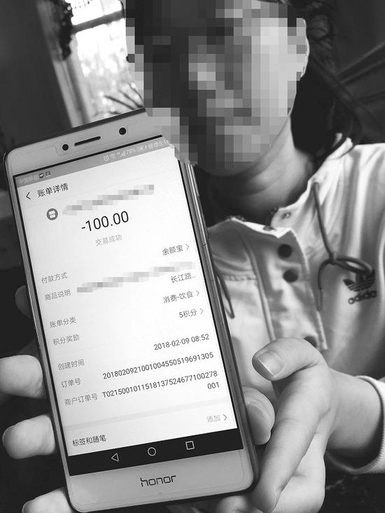 赵女士展示饿了么交易订单。 本文图片 半岛晨报