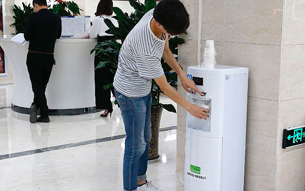 未央区政务服务中心群众“喝水难”：扫码饮水机已全部撤换