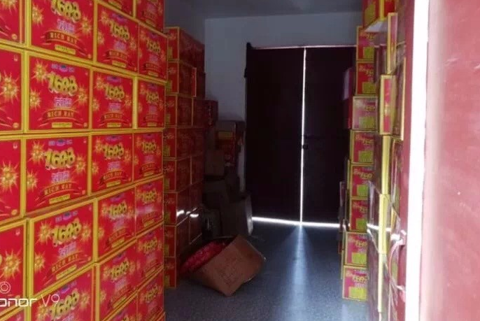 灵沼街道被举报运输危险物  调查发现有人私藏1400多件烟花爆竹