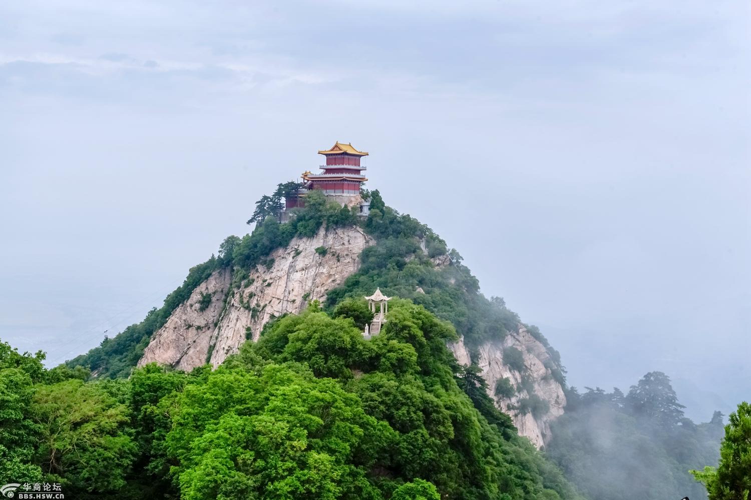 初夏云雾缭绕的西安南五台山