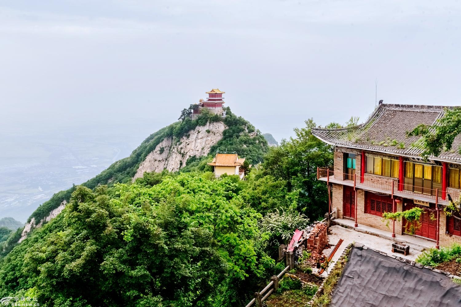 初夏云雾缭绕的西安南五台山