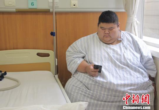 王浩楠穿着护士长为他特制的病号服在病房内休息。 赵晓 摄