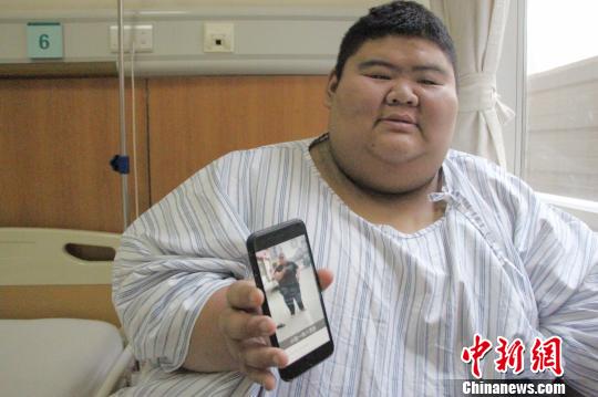 图为王浩楠向记者展示他在网络平台直播过的搞笑视频。 赵晓 摄