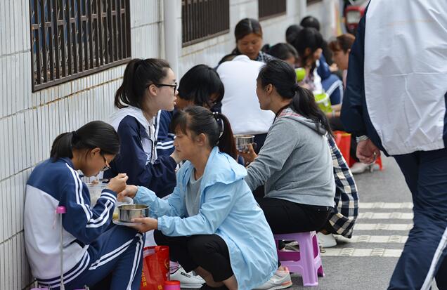 高考临近 毛坦厂中学家长送饭手当"餐桌"