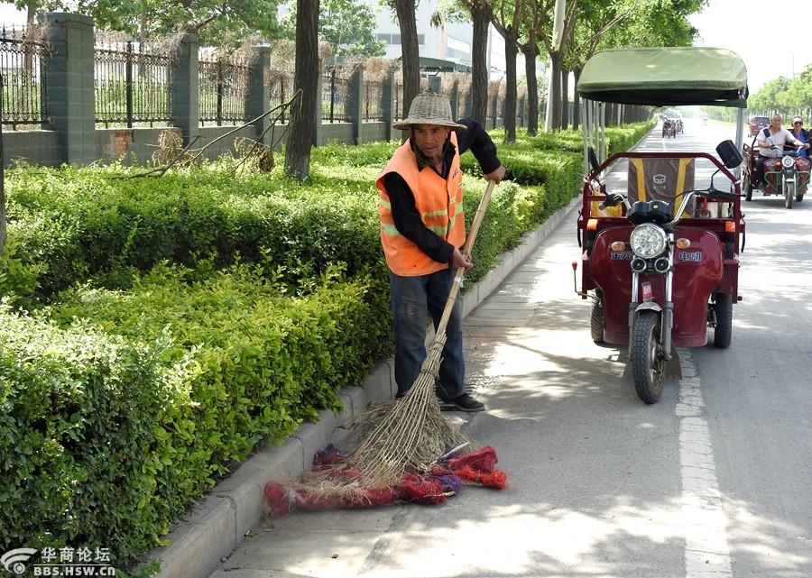 不畏炎热,打扫马路的环卫工!-咸阳论坛-华商论坛