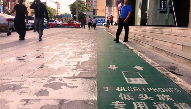 “低头族专用通道”现身西安街头 原来是一家商场专门设计的