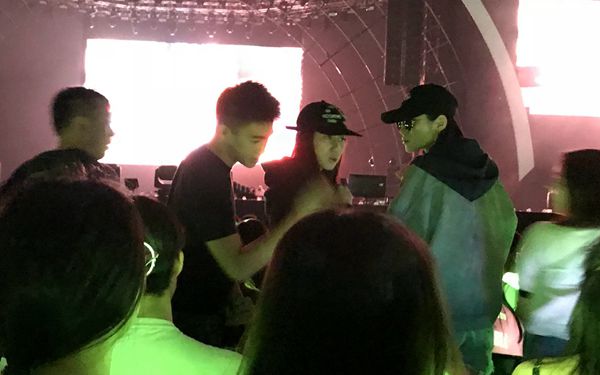 恋爱中？何猷君奚梦瑶看演唱会同框再被拍