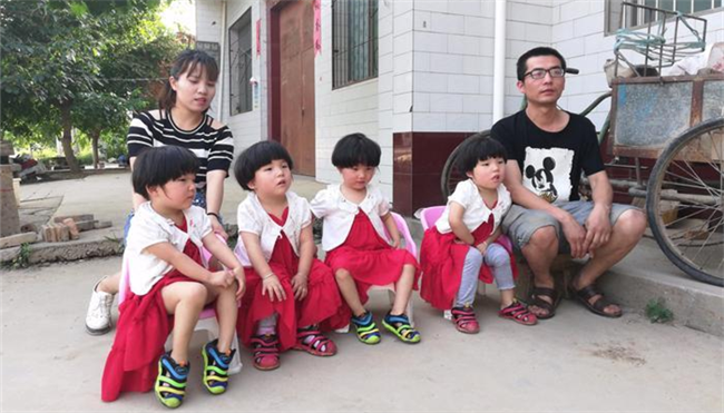 咸阳“四胞胎”出门就被围观 父母靠直播养活全家
