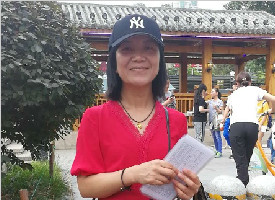 高考首日家长一身红衣图吉利 开考后兴善寺烧香祈福 
