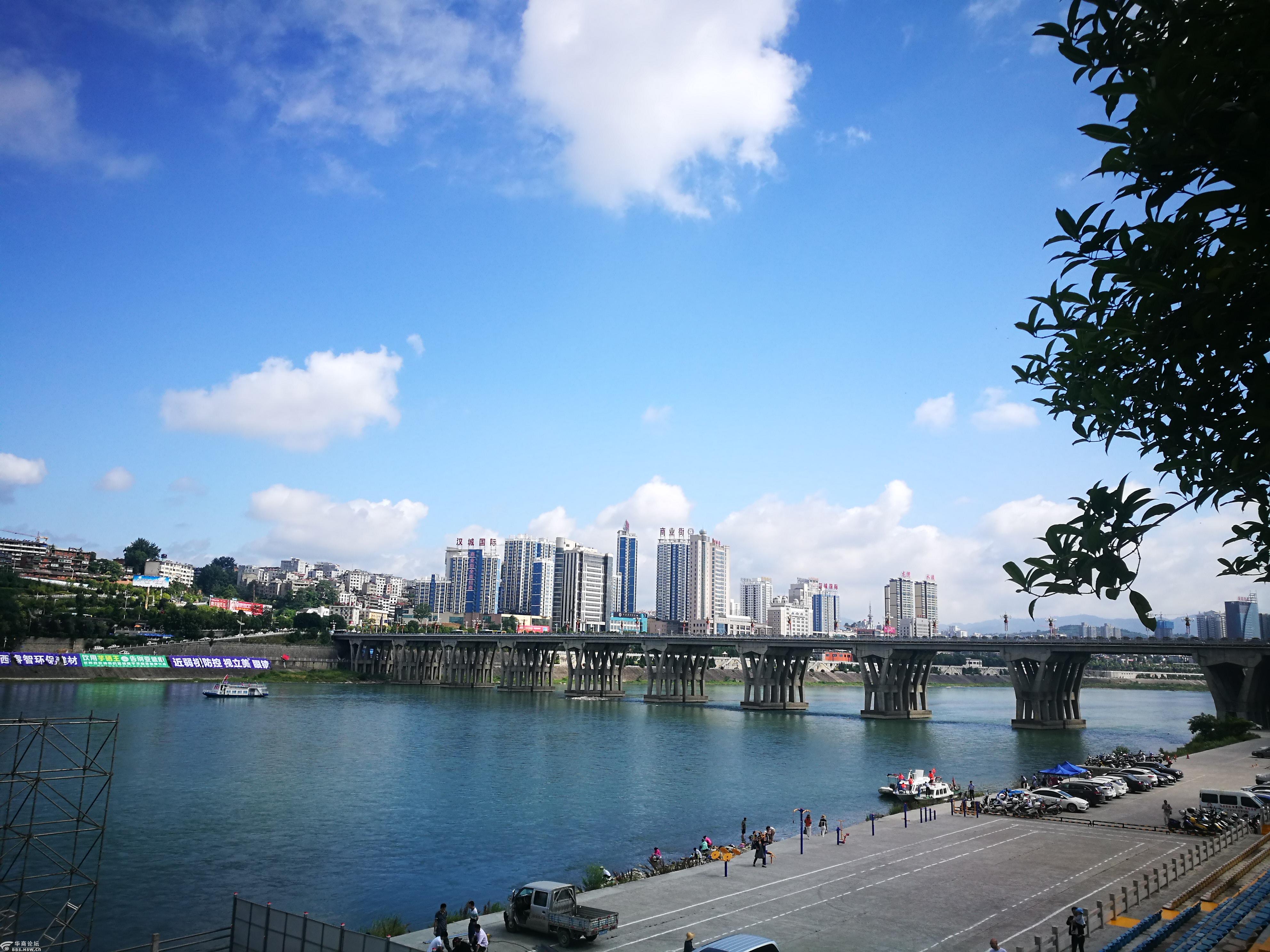 安康大桥头风景如画 端午赛龙舟紧张训练