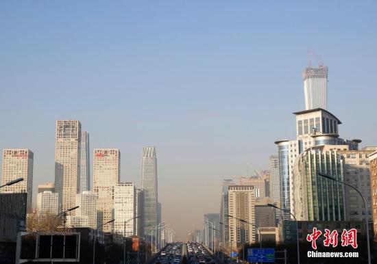 资料图：1月12日，远望北京CBD地区，蓝天与雾霾分界清晰。中新社记者 李慧思 摄