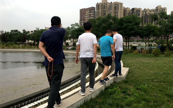 金域湾畔小区与污水处理厂一路之隔 住户不敢开窗